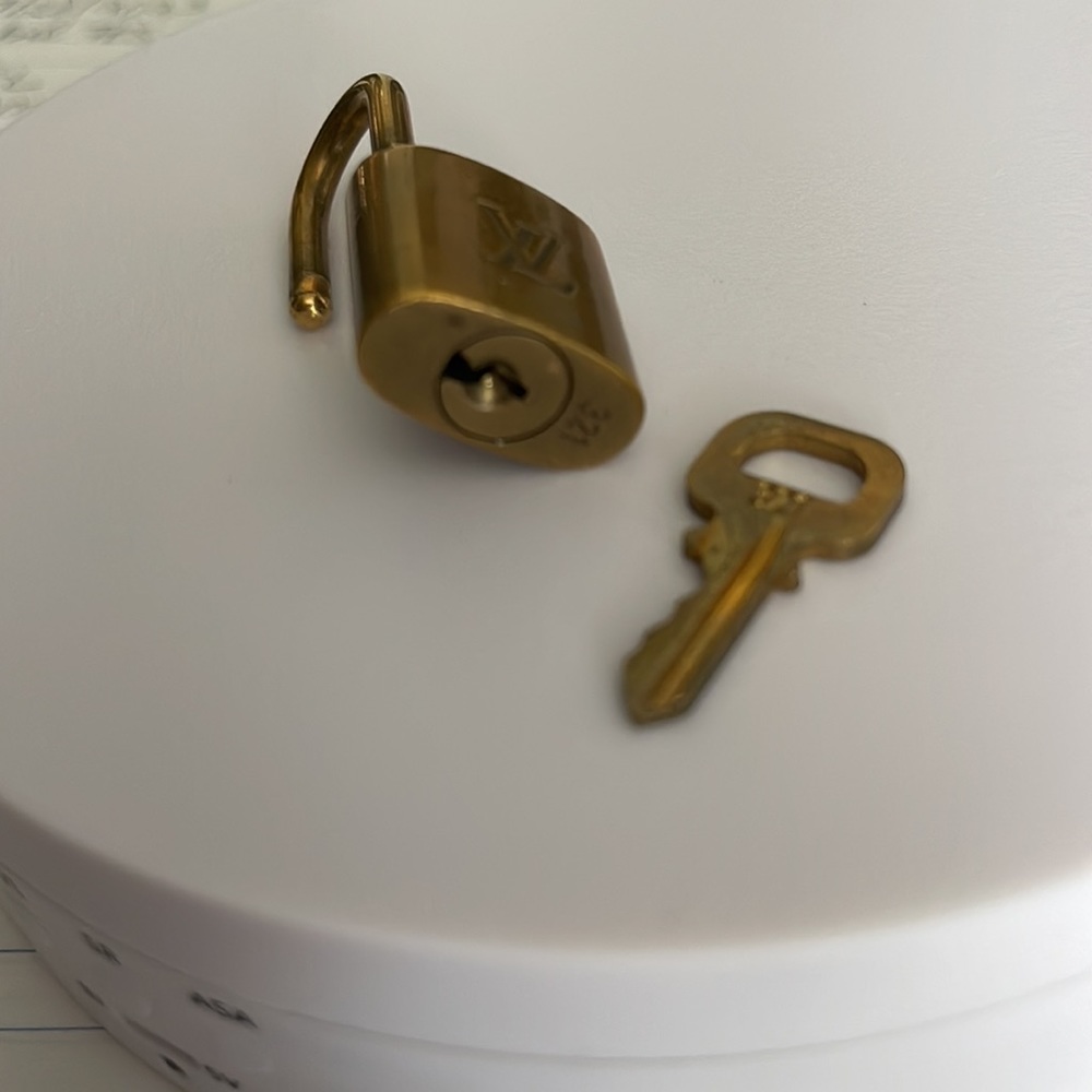 LV Lock and Key 321 - Picture 4 of 4